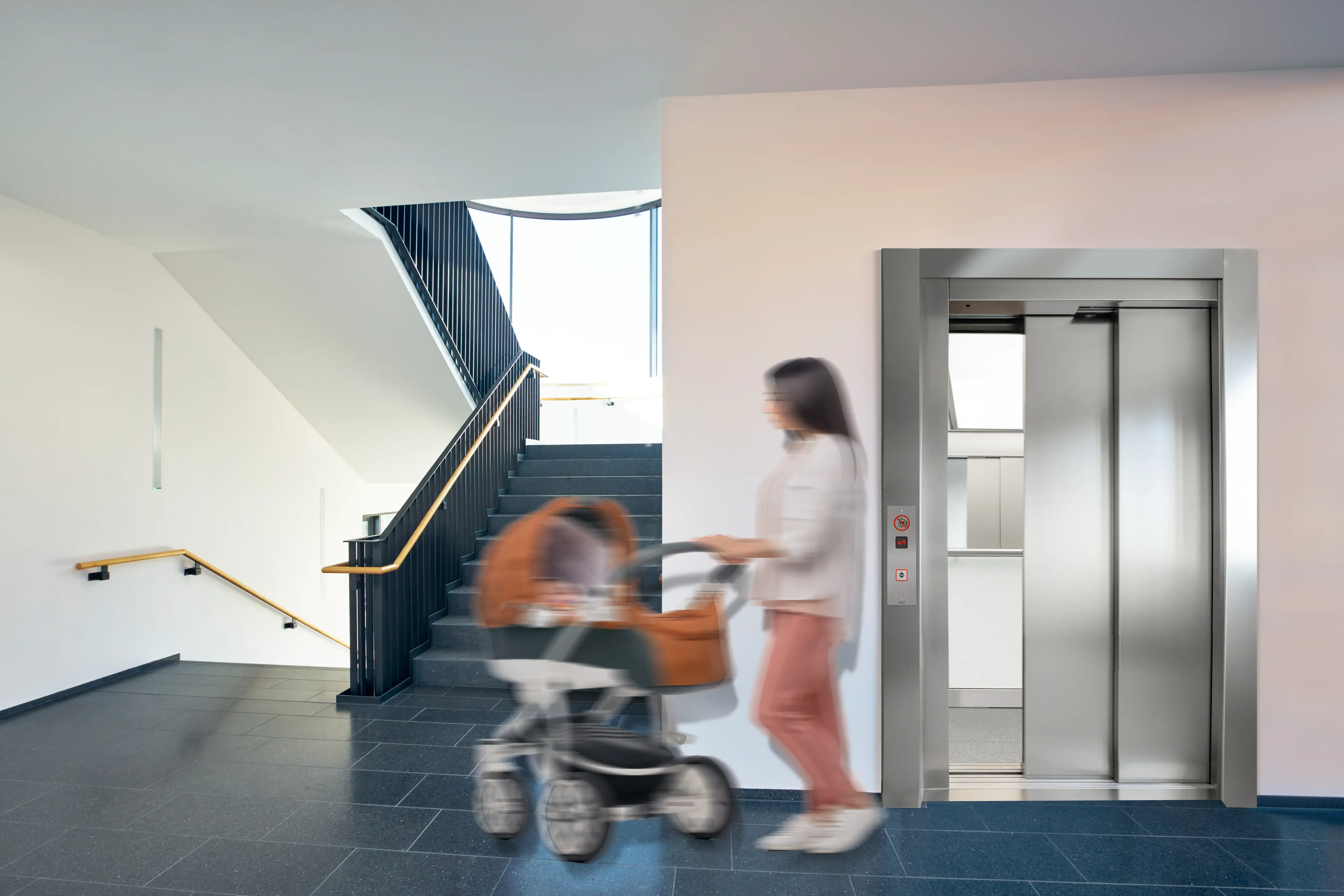 LUTZ Classic Aufzug im Treppenhaus für Mutter mit Kinderwagen