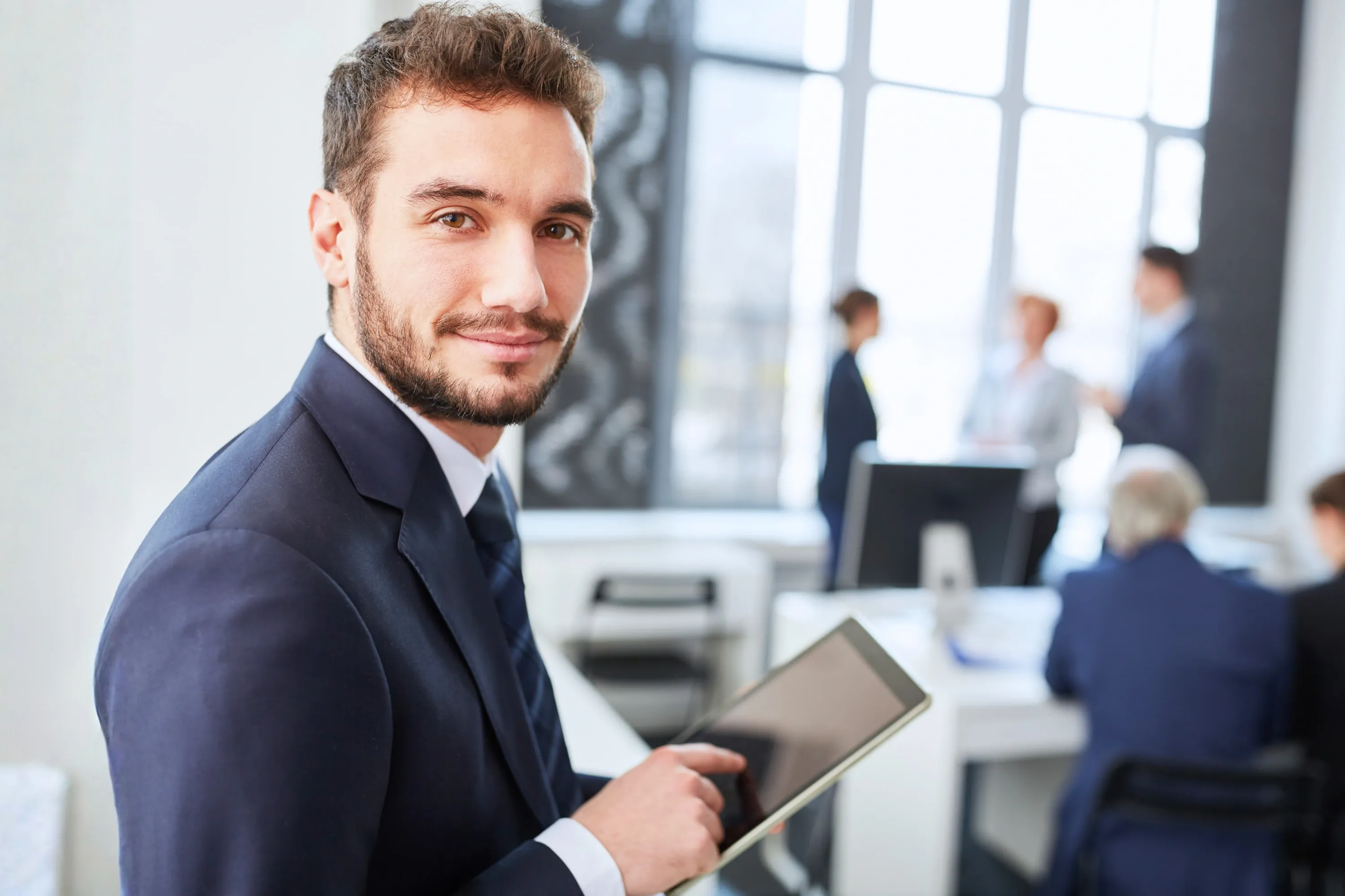 Aufzugsexperte mit Tablet