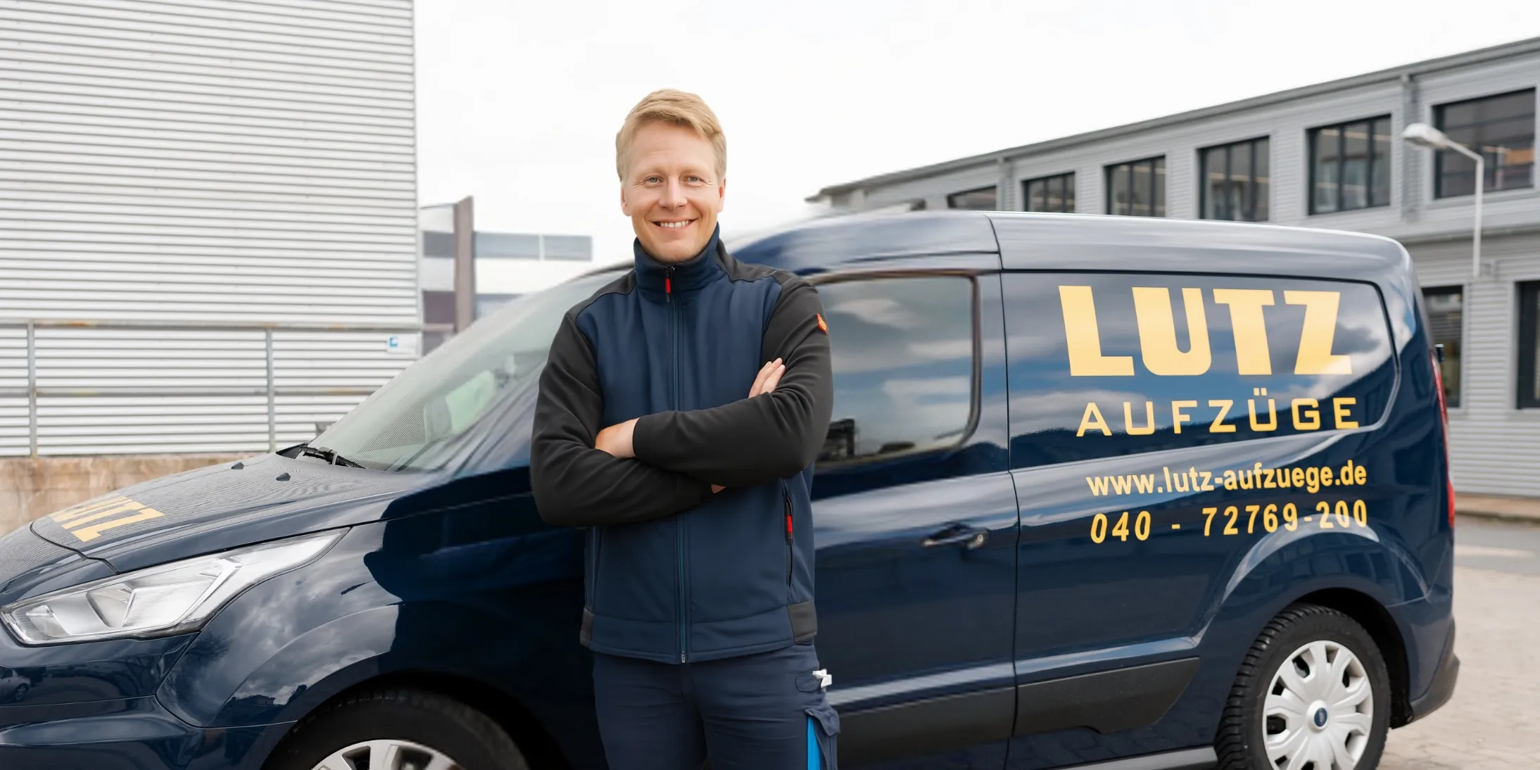 Servicetechniker vor blauem LUTZ Firmenwagen
