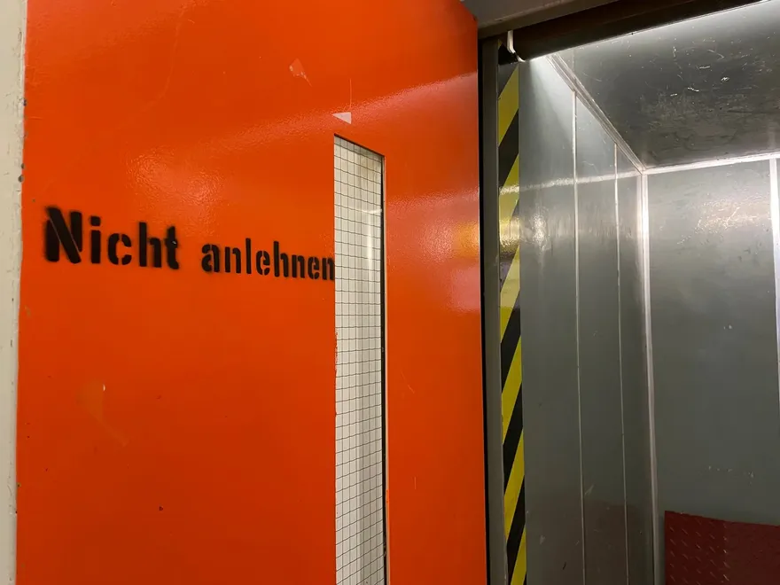 Lastenaufzug Nicht anlehnen