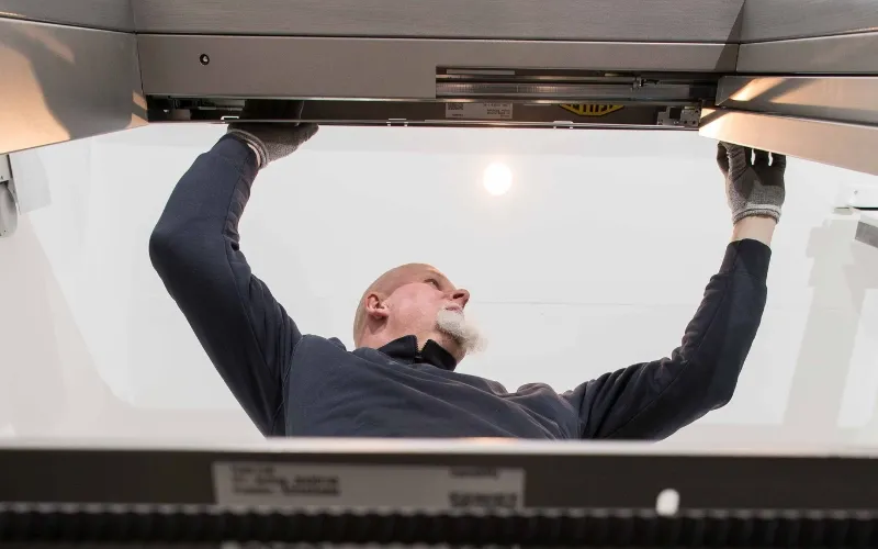 Servicetechniker bei der Wartung eines Aufzugs