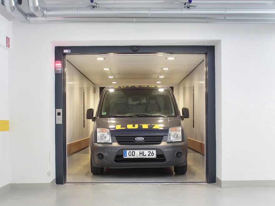 Autoaufzug mit LUTZ Fahrzeug