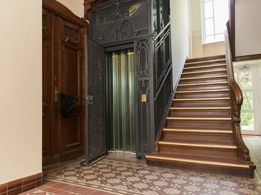 Historischer Aufzug Treppenaufgang