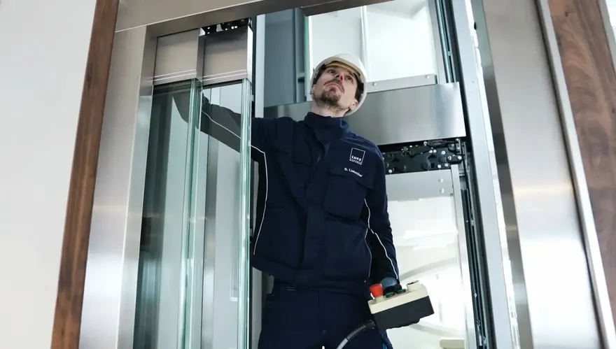 Techniker im Aufzug Totmannsteuerung
