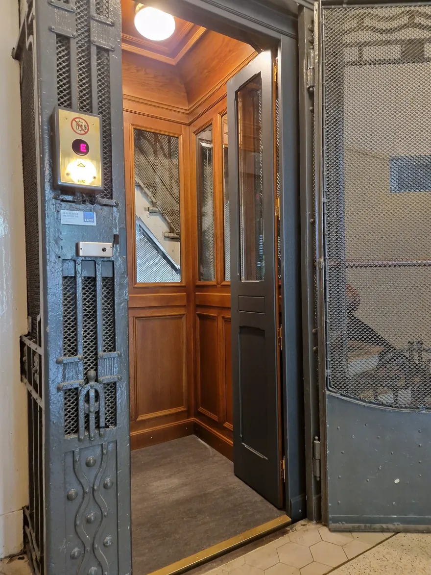 Historischen Aufzug erhalten
