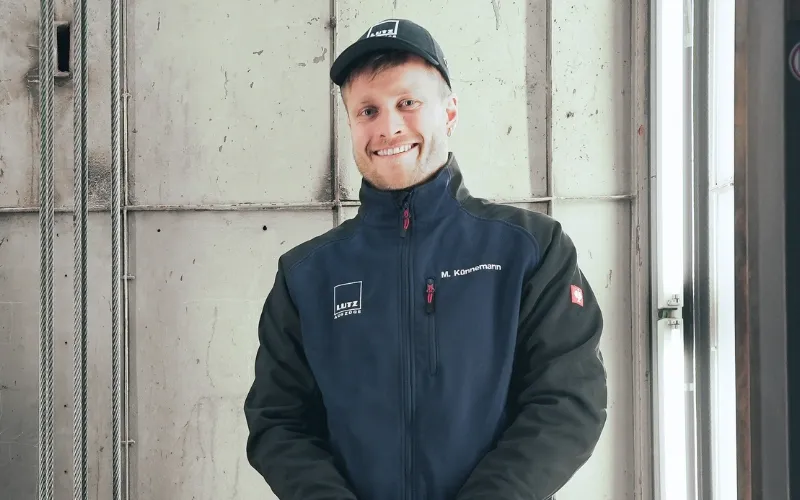 Servicetechniker in Aufzugsschacht